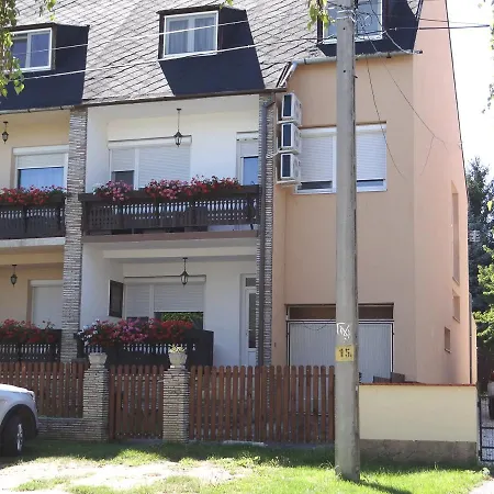 Apartment La *